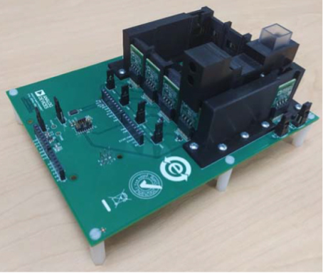 Wygląd w pełni zmontowanej platformy EVAL-CN503-ARDZ firmy Analog Devices nad płytką EVAL-AIDCUP3029